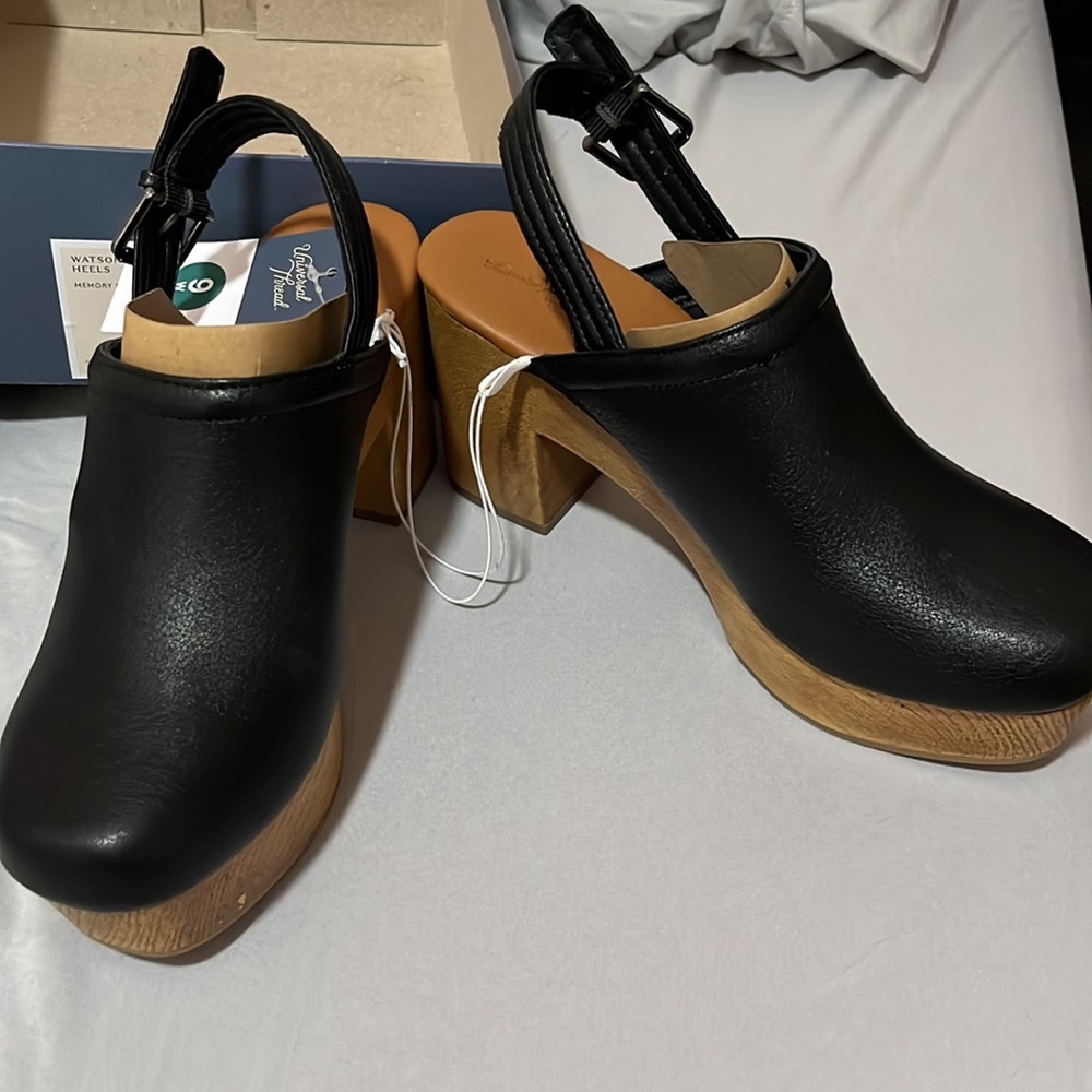 NWT universal thread clog heels, 9 wide
